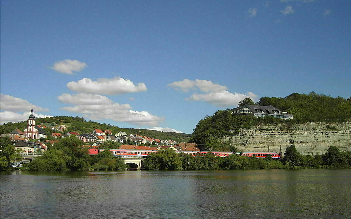 Ortsansicht von Retzbach mit Blick auf Benediktushöhe Ortsansicht von Retzbach mit Blick auf Benediktushöhe